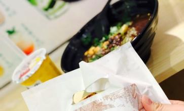 <a href=/listInfo/?classid=43 target=_blank class=infotextkey>奶茶</a>嫁给粉