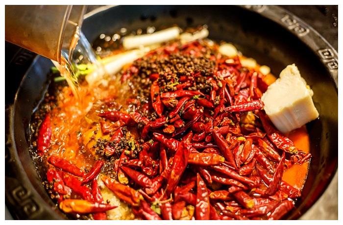 重庆朝天门防空洞老<a href=/listinfo-22-0.html target=_blank class=infotextkey>火锅</a>受邀“蜀椒杯全国<a href=/listinfo-22-0.html target=_blank class=infotextkey>火锅</a>业辣椒论坛”