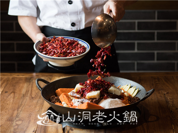 重庆老<a href=/listinfo-22-0.html target=_blank class=infotextkey>火锅</a>哪家最好吃？渝山洞不容错过！