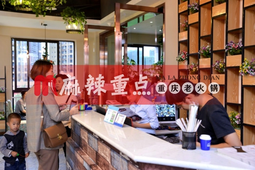 开一家重庆<a href=/listinfo-22-0.html target=_blank class=infotextkey>火锅</a>加盟店多少钱？看看这些费用算了吗？