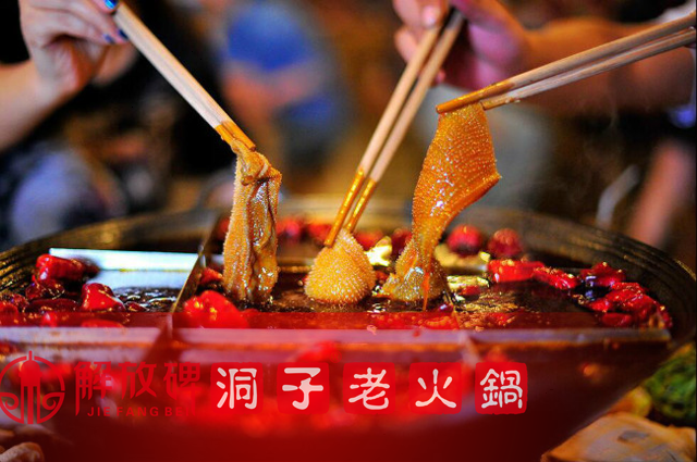 重庆老<a href=/listinfo-22-0.html target=_blank class=infotextkey>火锅</a>哪家最好吃？这家洞子老<a href=/listinfo-22-0.html target=_blank class=infotextkey>火锅</a>真的好有特色！