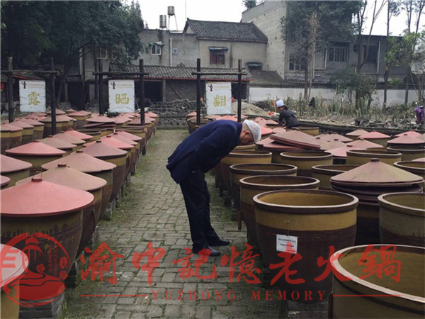 重庆<a href=/listinfo-22-0.html target=_blank class=infotextkey>火锅</a>底料厂家？三十多年的老牌发酵